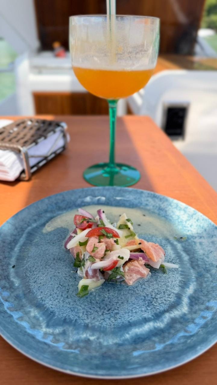 Ceviche servido a bordo
