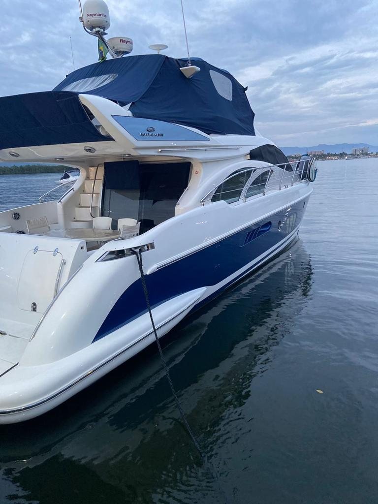 Intermarine 600 atracada, vista lateral da proa e do flybridge